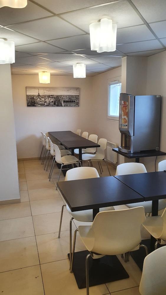 Welcomotel Coignières Esterno foto